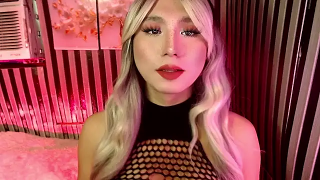 UrhotlucyTS online show from April 30, 2026, 7:04 am