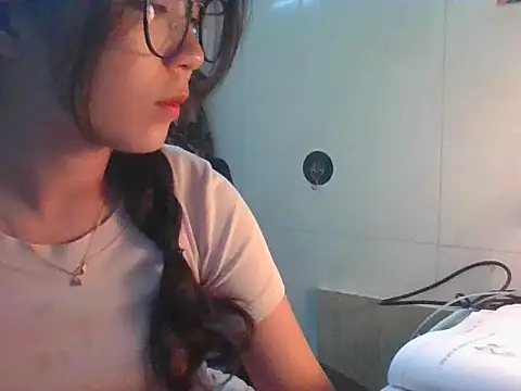 Linzly online show from October 14, 2025, 4:41 pm