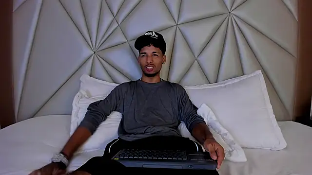 Thiagoferreti online show from November 3, 2025, 9:27 pm