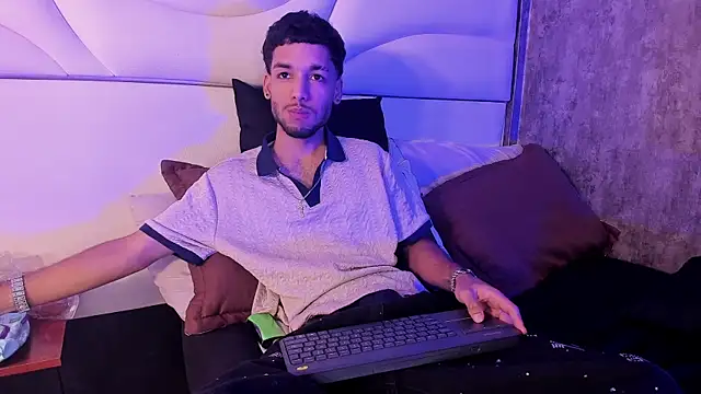 Thiagoferreti online show from May 5, 2026, 3:25 am