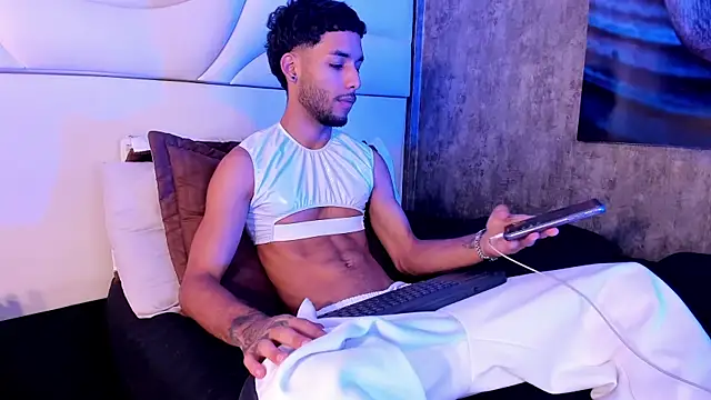 Thiagoferreti online show from May 6, 2026, 2:29 am