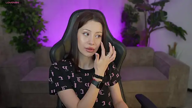 Selena Glow online show from October 6, 2025, 6:38 pm