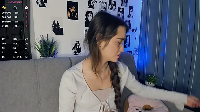 Snapshot of lovelyalivia chatting on October 25, 2025, 9:17 am lovelyalivia online show from October 25, 2025, 9:17 am