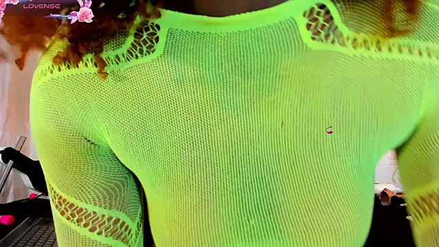 Snapshot of NAOMY_COOPER chatting on October 6, 2025, 8:50 pm NAOMY COOPER online show from October 6, 2025, 8:50 pm