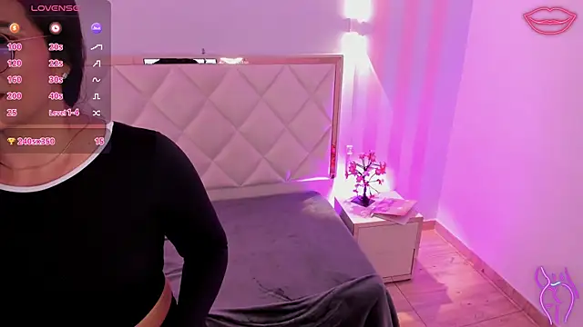 Snapshot of Rosalind_tay chatting on April 1, 2026, 1:41 pm Rosalind tay online show from April 1, 2026, 1:41 pm