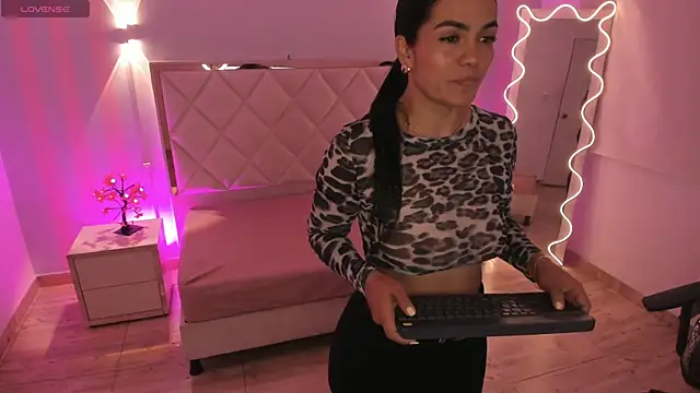 Snapshot of Rosalind_tay chatting on April 4, 2026, 11:18 am Rosalind tay online show from April 4, 2026, 11:18 am