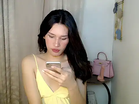 SerenaCortesi online show from April 8, 2026, 4:07 pm