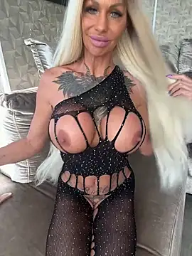 Snapshot of dutchbarbie chatting on May 10, 2026, 5:29 pm dutchbarbie online show from May 10, 2026, 5:29 pm