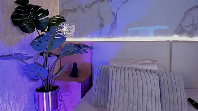 ValSmith  online show from November 28, 2025, 3:42 am