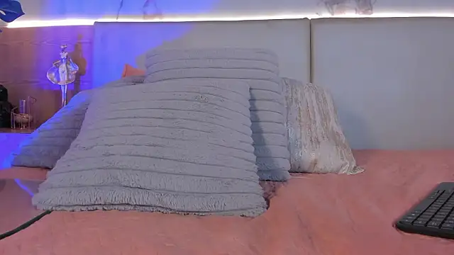 Snapshot of ValSmith_ chatting on March 16, 2026, 5:44 am ValSmith online show from March 16, 2026, 5:44 am