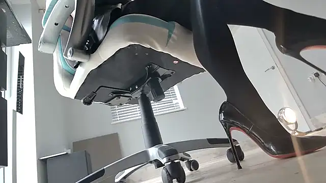 Snapshot of foxyroxymilf chatting on September 24, 2025, 11:02 am foxyroxymilf online show from September 24, 2025, 11:02 am