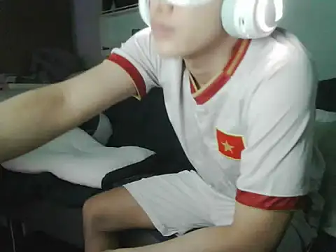 boyhigh1997 online show from May 8, 2026, 2:17 am