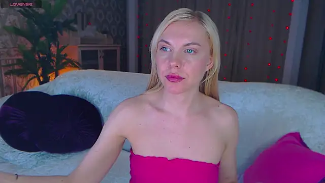 LiSinDoll online show from November 12, 2025, 8:59 am