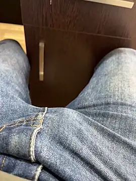 Snapshot of Cruel00 chatting on October 22, 2025, 9:53 am Cruel00 online show from October 22, 2025, 9:53 am