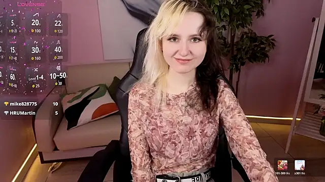 Snapshot of girl_next_doorr chatting on May 17, 2026, 1:18 pm girl next doorr online show from May 17, 2026, 1:18 pm