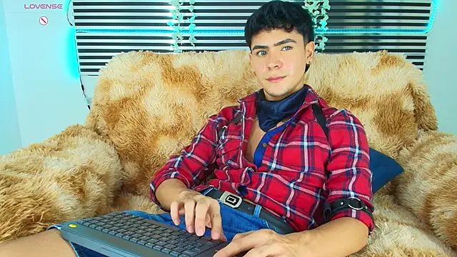 CamiiGuzmanX online show from May 4, 2026, 7:43 pm