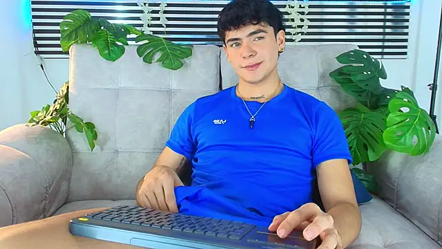 CamiiGuzmanX online show from May 21, 2026, 9:33 pm
