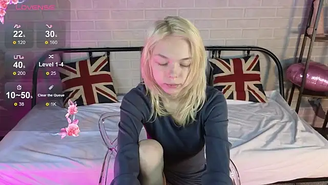 Snapshot of MillaHolt chatting on October 14, 2025, 8:37 am MillaHolt online show from October 14, 2025, 8:37 am