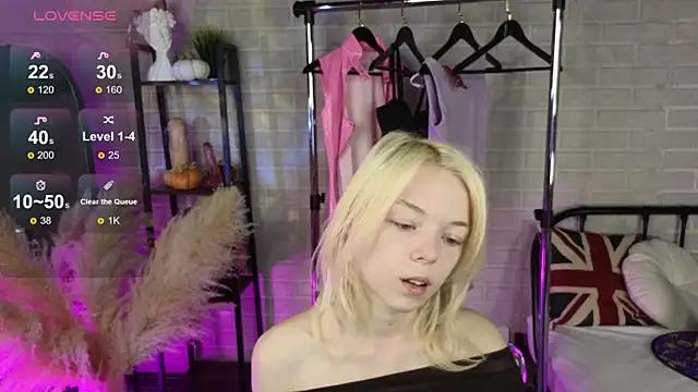 Snapshot of MillaHolt chatting on October 22, 2025, 8:47 am MillaHolt online show from October 22, 2025, 8:47 am