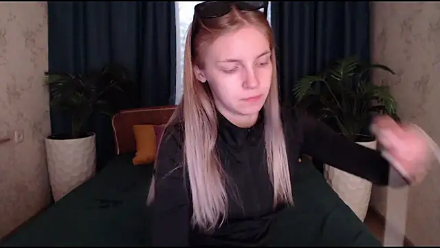 HitGyrl online show from October 22, 2025, 8:25 am