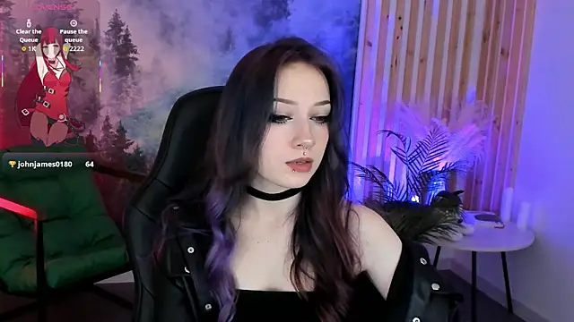 LiliLuna online show from November 6, 2025, 1:12 pm