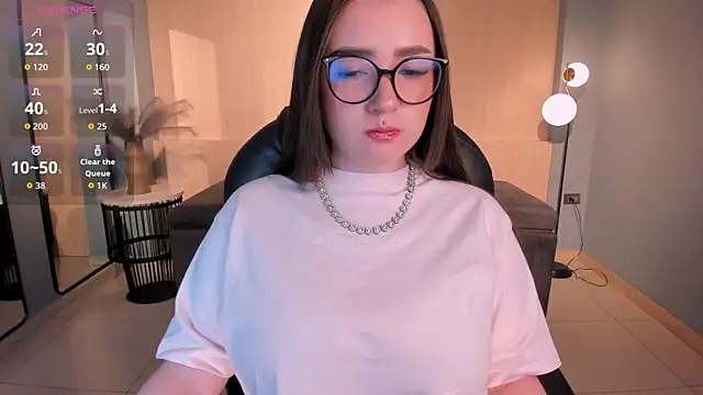 Snapshot of SarahRhodes_ chatting on October 20, 2025, 11:43 am SarahRhodes  online show from October 20, 2025, 11:43 am