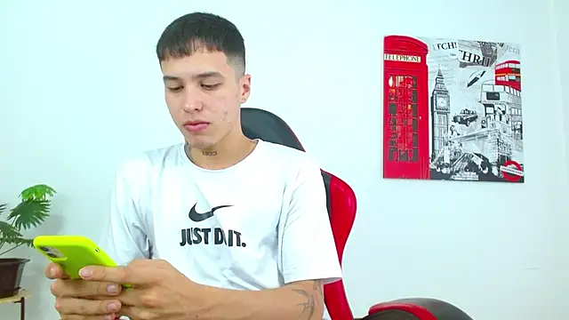 Cumandres18 online show from March 2, 2026, 3:08 pm