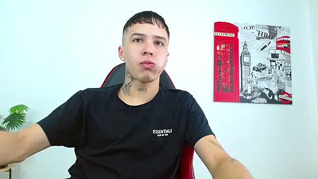 Cumandres18 online show from March 6, 2026, 2:24 pm