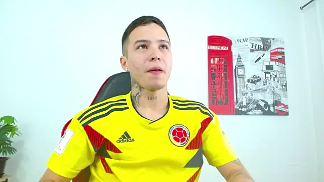 Cumandres18 online show from June 17, 2026, 3:24 pm