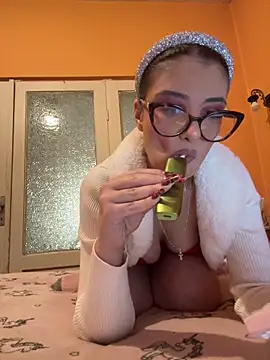 Snapshot of Larra69 chatting on February 11, 2026, 6:35 pm Larra69 online show from February 11, 2026, 6:35 pm