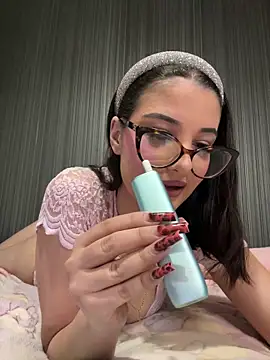 Snapshot of Larra69 chatting on March 10, 2026, 6:35 pm Larra69 online show from March 10, 2026, 6:35 pm