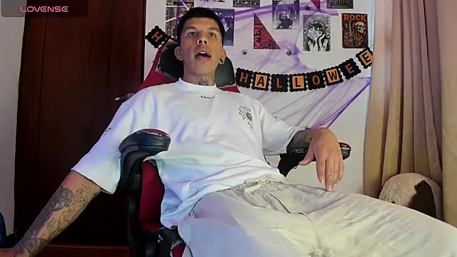 Snapshot of Savajelust chatting on October 19, 2025, 5:24 pm Savajelust online show from October 19, 2025, 5:24 pm