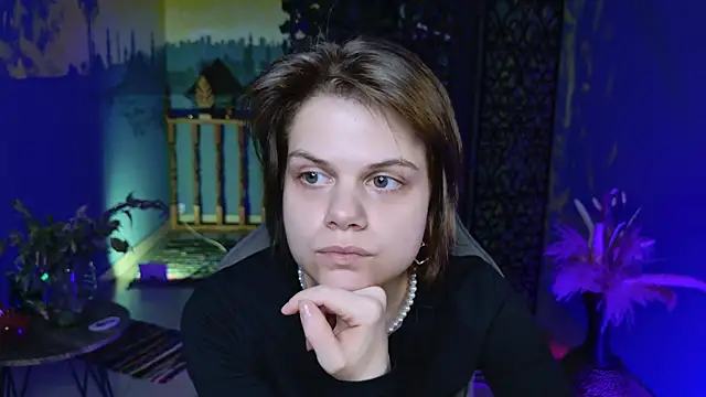 Snapshot of EllieMurler chatting on October 13, 2025, 1:00 pm EllieMurler online show from October 13, 2025, 1:00 pm