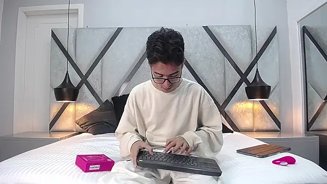 AustinReeds online show from September 23, 2025, 2:42 pm