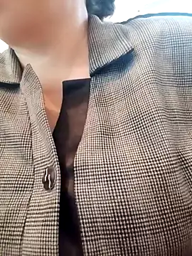 Snapshot of Uzhili chatting on October 29, 2025, 12:07 pm Uzhili online show from October 29, 2025, 12:07 pm