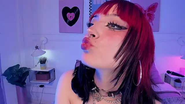 Snapshot of Zoe_Lynch_ chatting on May 8, 2026, 12:10 pm Zoe Lynch online show from May 8, 2026, 12:10 pm