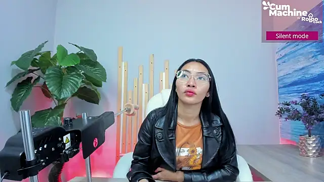 lucyy liiuu online show from September 18, 2025, 1:02 pm