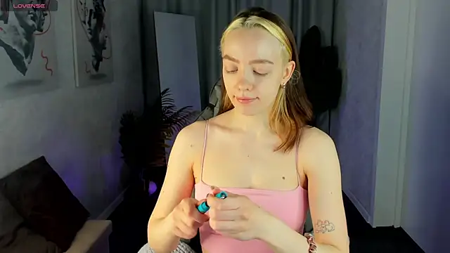 R0cket bunny online show from April 22, 2026, 12:35 am