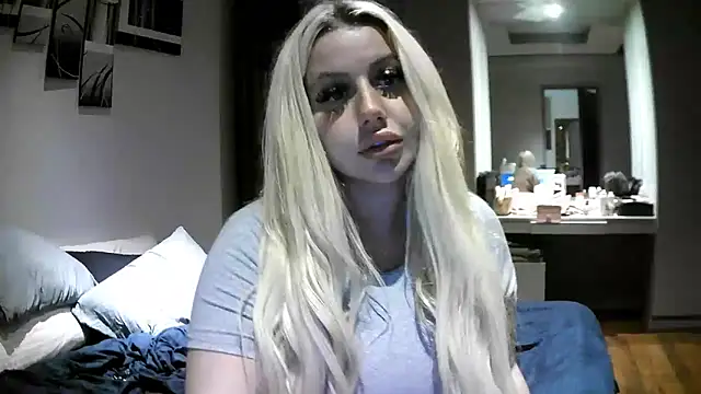 Snapshot of TiaDoll chatting on October 10, 2025, 3:44 pm TiaDoll online show from October 10, 2025, 3:44 pm