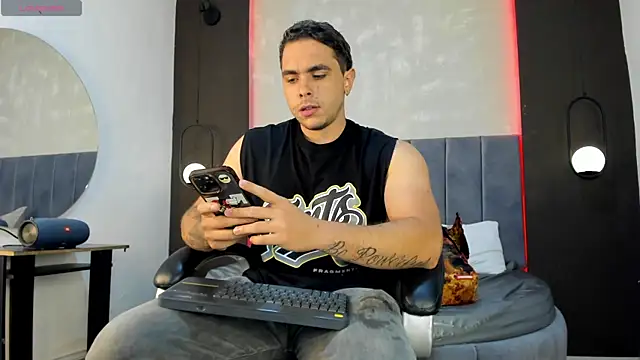 Liam walk  online show from October 7, 2025, 7:11 pm