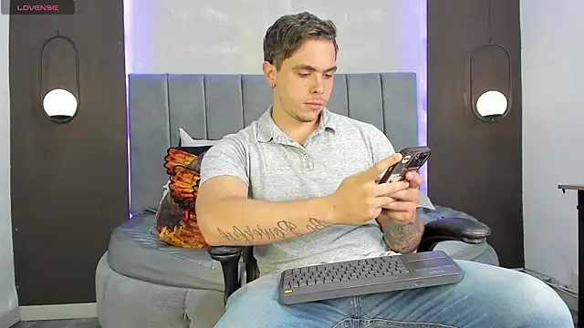 Liam walk  online show from October 18, 2025, 8:53 pm