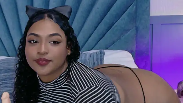 Cristal-Jonnes online show from November 18, 2025, 1:00 am