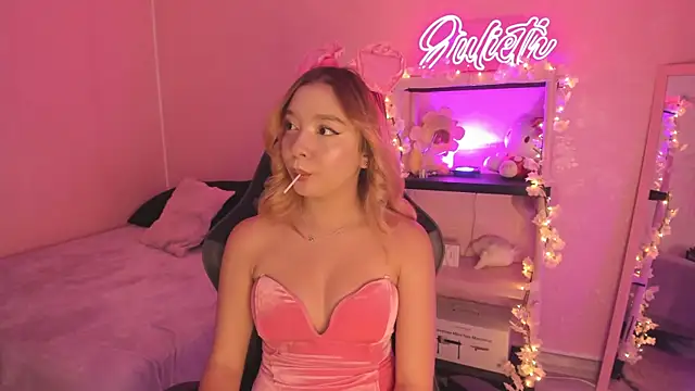 Snapshot of JuliethMoss chatting on February 14, 2026, 7:43 pm JuliethMoss online show from February 14, 2026, 7:43 pm