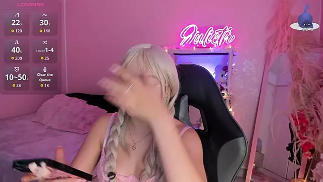 Snapshot of JuliethMoss chatting on March 25, 2026, 9:10 pm JuliethMoss online show from March 25, 2026, 9:10 pm