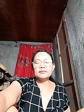 Snapshot of Everleigh_mom chatting on October 18, 2025, 10:16 am Everleigh mom online show from October 18, 2025, 10:16 am