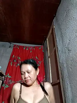 Snapshot of Everleigh_mom chatting on October 21, 2025, 7:42 am Everleigh mom online show from October 21, 2025, 7:42 am