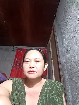 Snapshot of Everleigh_mom chatting on November 1, 2025, 8:22 pm Everleigh mom online show from November 1, 2025, 8:22 pm