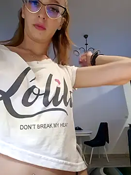 MoonedByEva online show from October 5, 2025, 7:45 pm