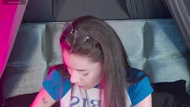 RavennMoonn online show from October 8, 2025, 6:27 pm