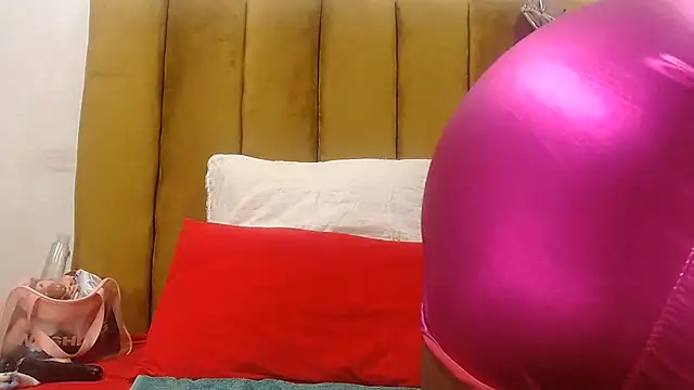 Snapshot of RoundaAssx22 chatting on July 31, 2026, 7:35 pm RoundaAssx22 online show from July 31, 2026, 7:35 pm